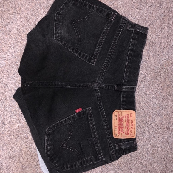 LEVI’S CUT OFF SHORTS - Picture 2 of 3
